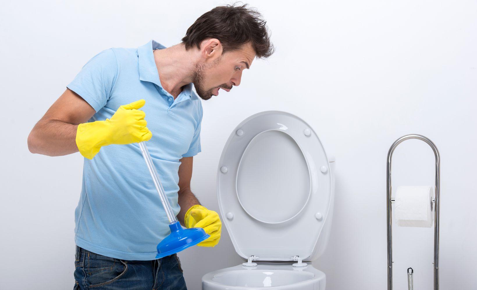 Comment déboucher des toilettes ? Nos solutions d'urgence – Blog BUT